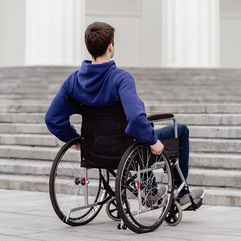 Человек на инвалидном кресле перед препятствием
