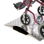 Перекатной пандус позволяет преодолевать препятствия инвалидам колясочникам